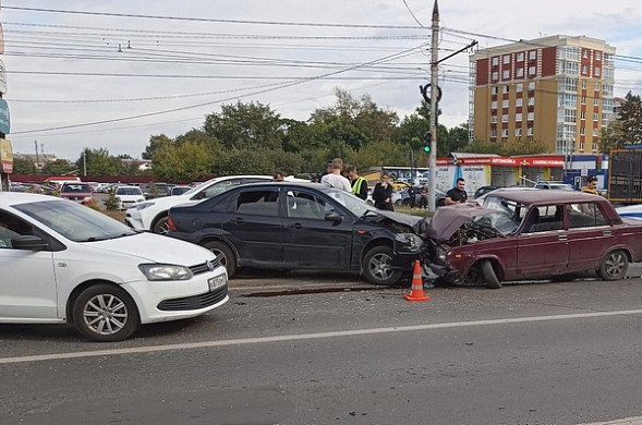 На улице Лежневской в Иванове столкнулись 4 автомобиля